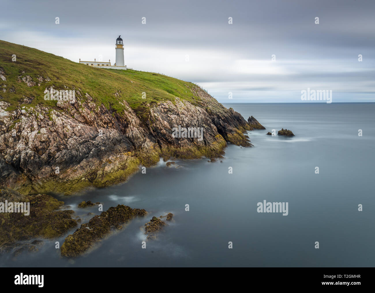 Eine lange Exposition von Tiumpan Head Lighthouse an einem bewölkten Tag, Isle of Harris, Äußere Hebriden, Schottland, UK Stockfoto