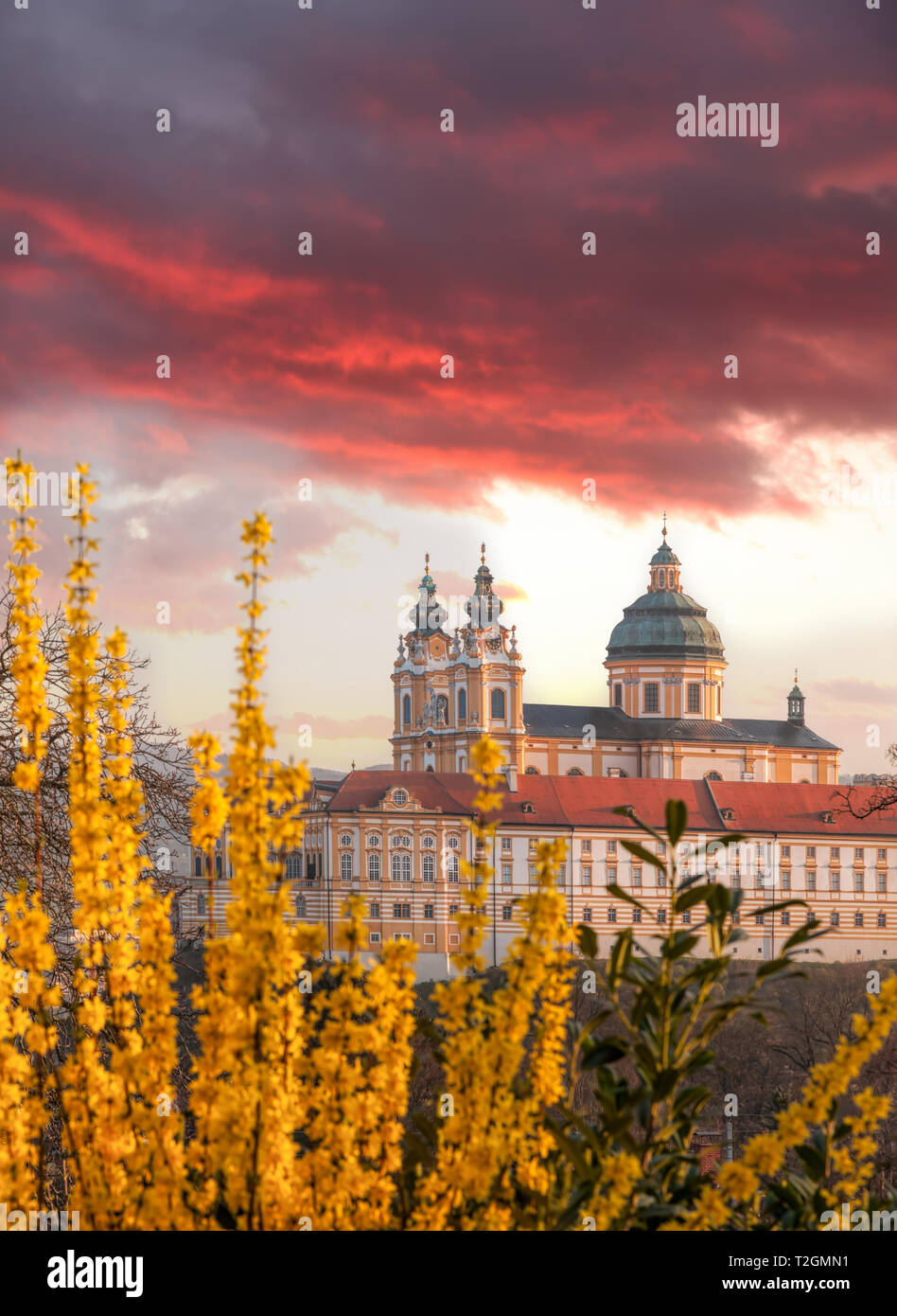Stift Melk gegen Sonnenaufgang im Frühling in Österreich, Wachau Bereich Stockfoto