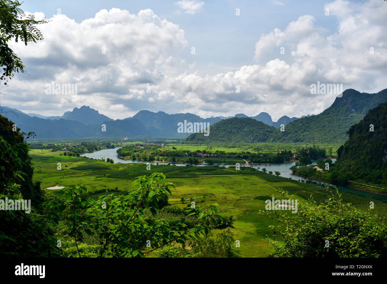 Blick auf Reisfelder und Kalkstein mountines von Phongh Nha-Ke Bang National Park in der Nähe von Phong Nha, Vietnam. Stockfoto