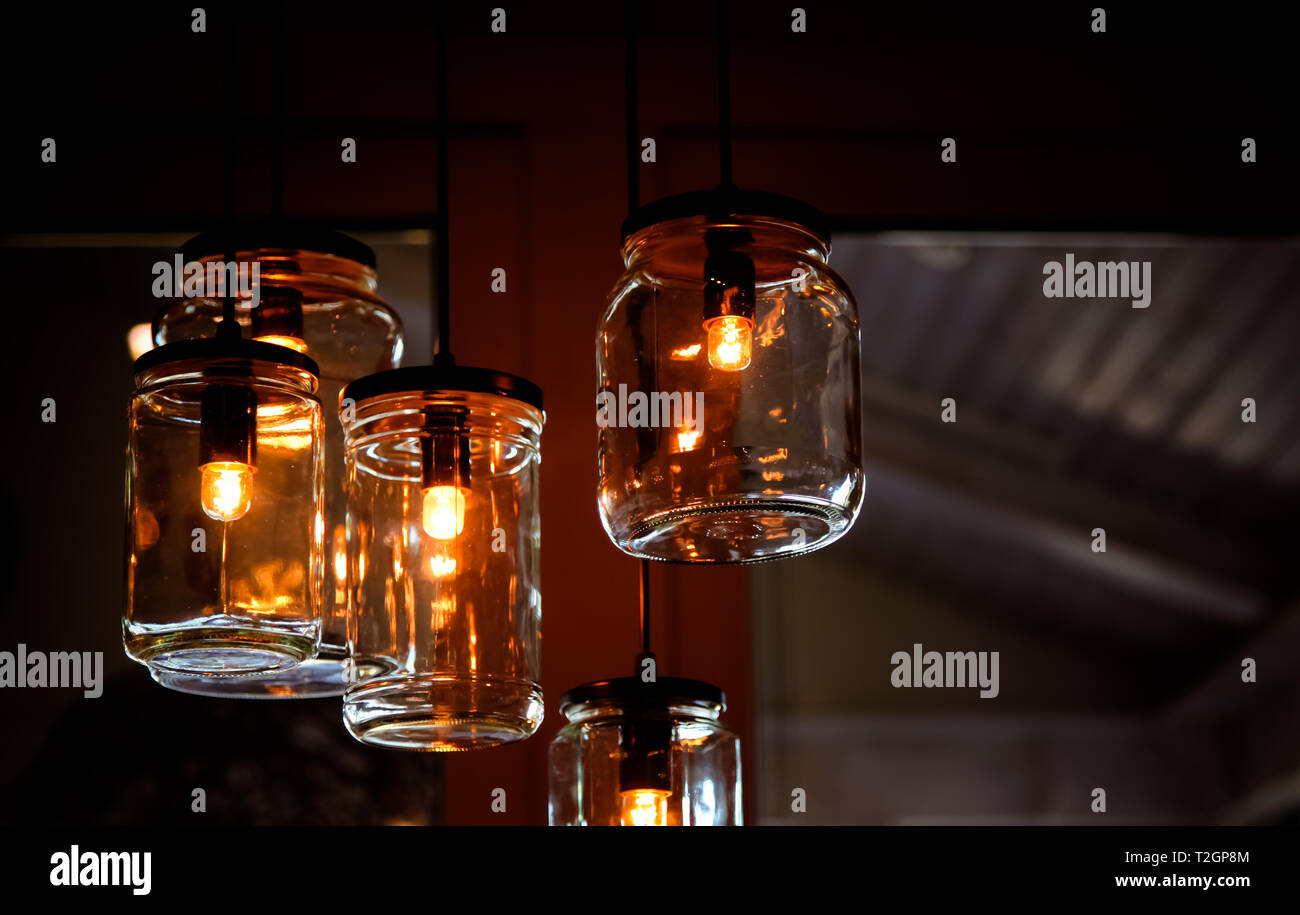 Retro Vintage Glühbirnen im inneren Leere DIY Glas Gläser als kreative  Lampen wandbehänge von der Decke in house interior detail und  verschwommenen Hintergrund Stockfotografie - Alamy