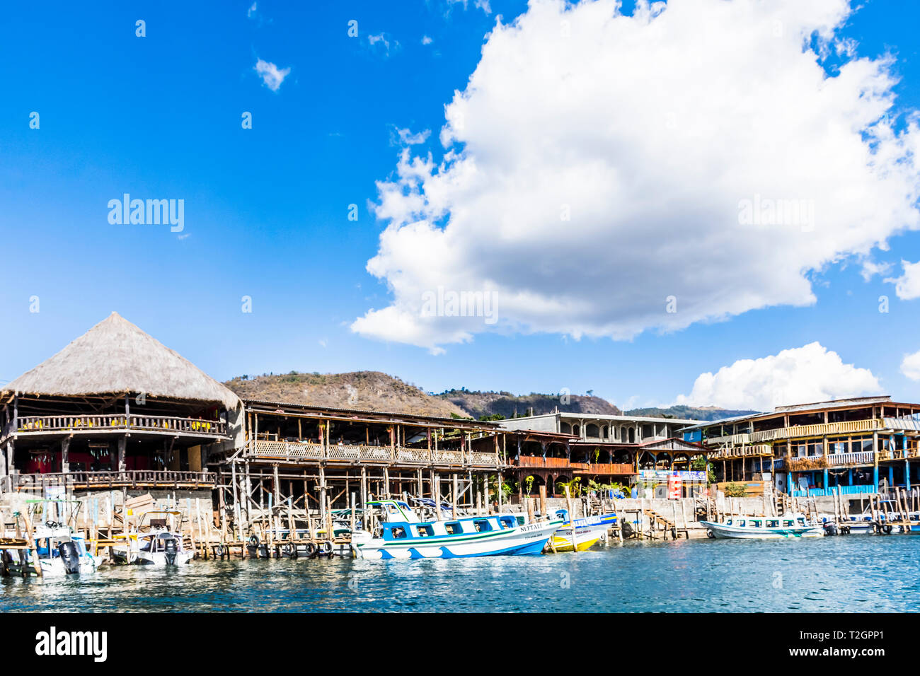 Panajachel, Atitlan See, Guatemala - 8. März 2019: Boote bei Stegen festgemacht durch Restaurants am See in Panajachel am Atitlán-See. Stockfoto