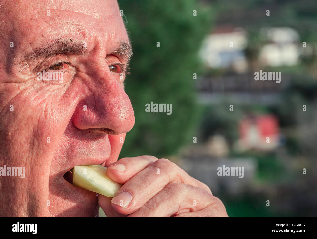 Close-up Portrait eines älteren von 70-79 Jahren apple Essen im Freien, gesunden Lebensstil Konzept Stockfoto