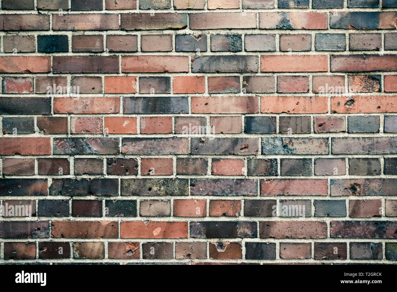 Detail des alten und verwitterten grungy roten und grauen Mauer durch die Langzeitbelichtung, die die Elemente der Oberfläche Textur Hintergrund gekennzeichnet. Stockfoto