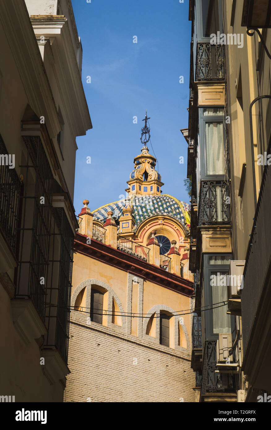 Bunte Kirche Parroquia San Luis De Los Franceses, hinter Gebäude in Sevilla, Spanien Stockfoto