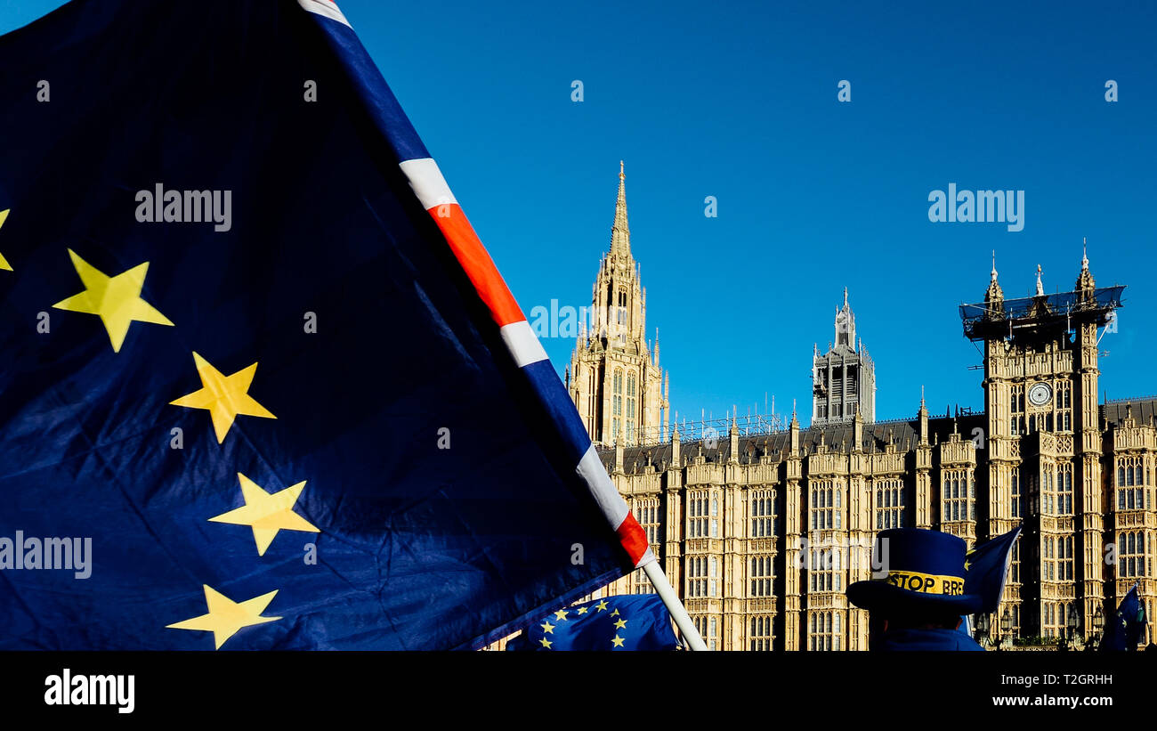 Europäischen Union und der britische Union Jack Flagge vor Parlament in Westminster Palace, London fliegen im Symbol des Brexit EU-Referendum Stockfoto