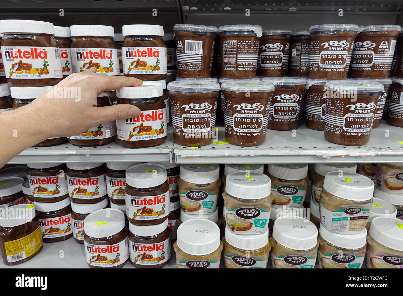 Nutella und Hashachar Ha'ole Marke Nutella Gläser in einem Supermarkt. Stockfoto
