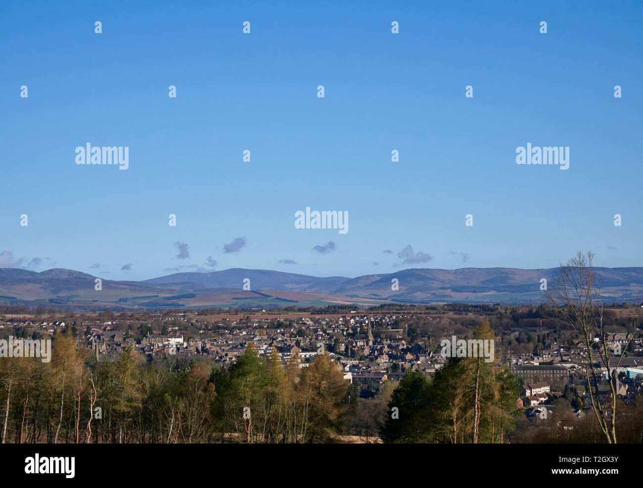 Eine Ansicht von brechin von der Talseite Blick nach Norden auf die Angus Glens an einem strahlenden Frühlingstag im März. Brechin, Angus, Schottland. Stockfoto