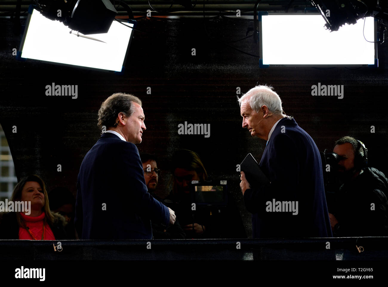 Jon Snow (Channel 4 News) auf College Green, Westminster, die Abstimmung über den EU-Austritt Vereinbarung, 29. März 2019 zu decken Stockfoto