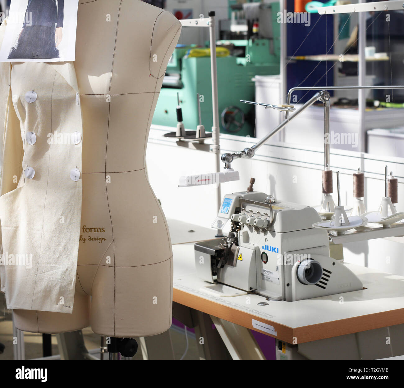 Moskau, RF, 03.20.2019: Atelier Tailoring. Die Bereitstellung von Näherin Dienstleistungen Mannequin und Nähmaschine Nähen Factory Stockfoto