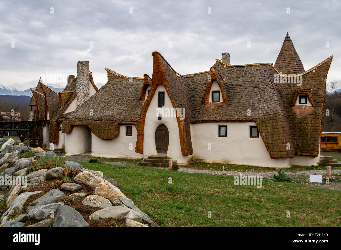 Porumbacu de Sus, Rumänien - 26. März 2019: Feen Tal Ton (Lehm) Schloss in Porumbacu Dorf, in der Nähe von Sibiu, Rumänien. "Castelul de Lut Valea Zanel Stockfoto