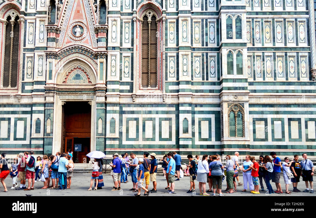 Florenz, Italien, 01. Juli 2014: Touristen Gast der Eingang zu Giottos Glockenturm der Kathedrale Santa Maria del Fiore in Florenz Stockfoto