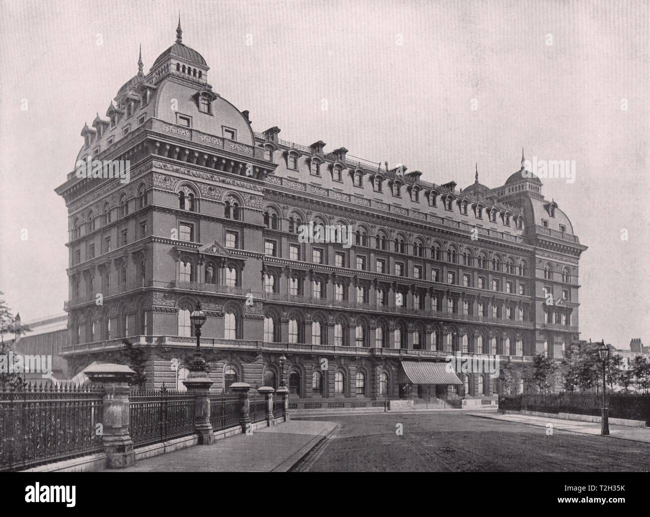 Das Grosvenor Hotel - mit Teil von Victoria Station auf der linken Seite Stockfoto