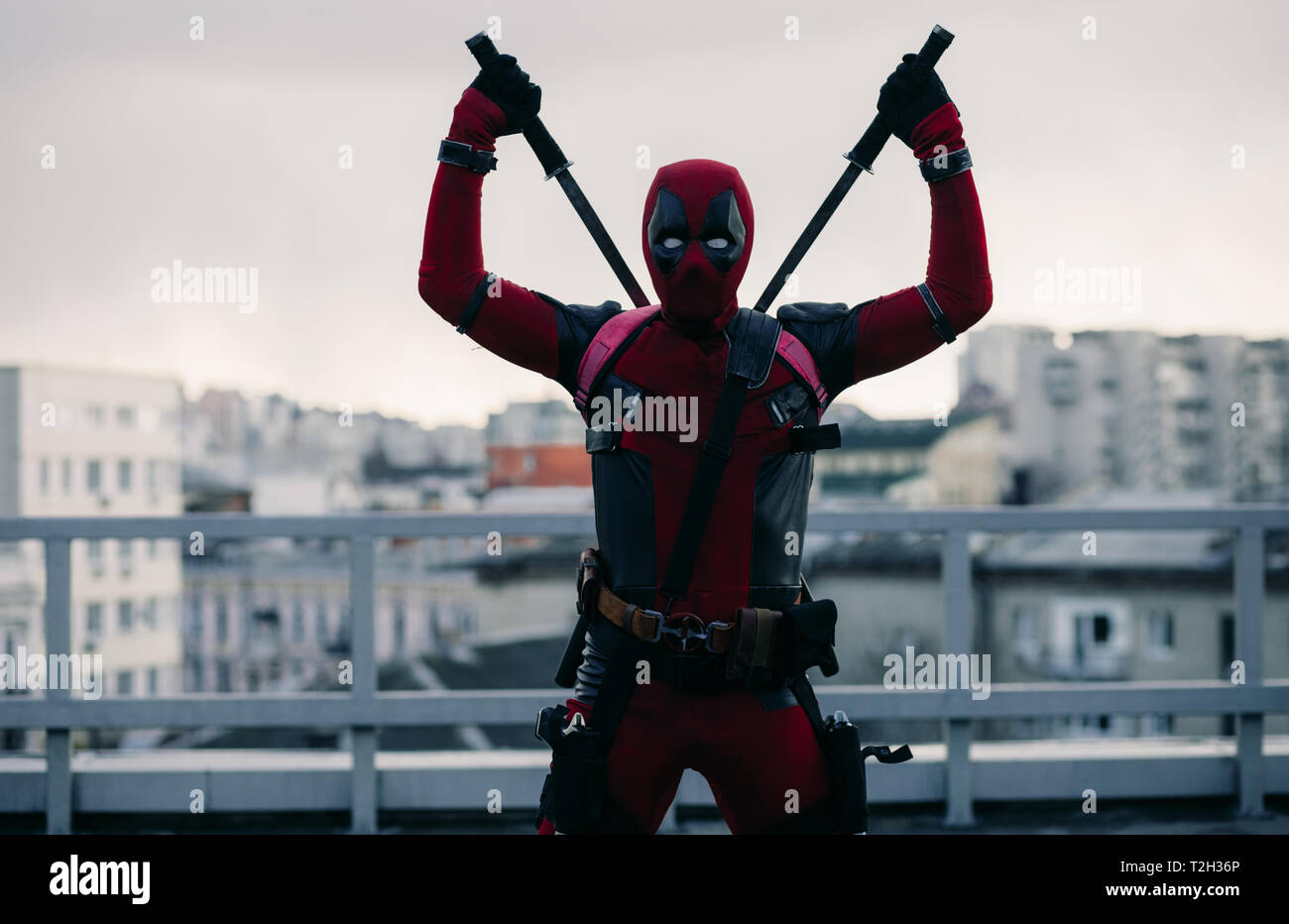 DNIPRO, UKRAINE - 28. MÄRZ 2019: Deadpool cosplayer mit Gewehren