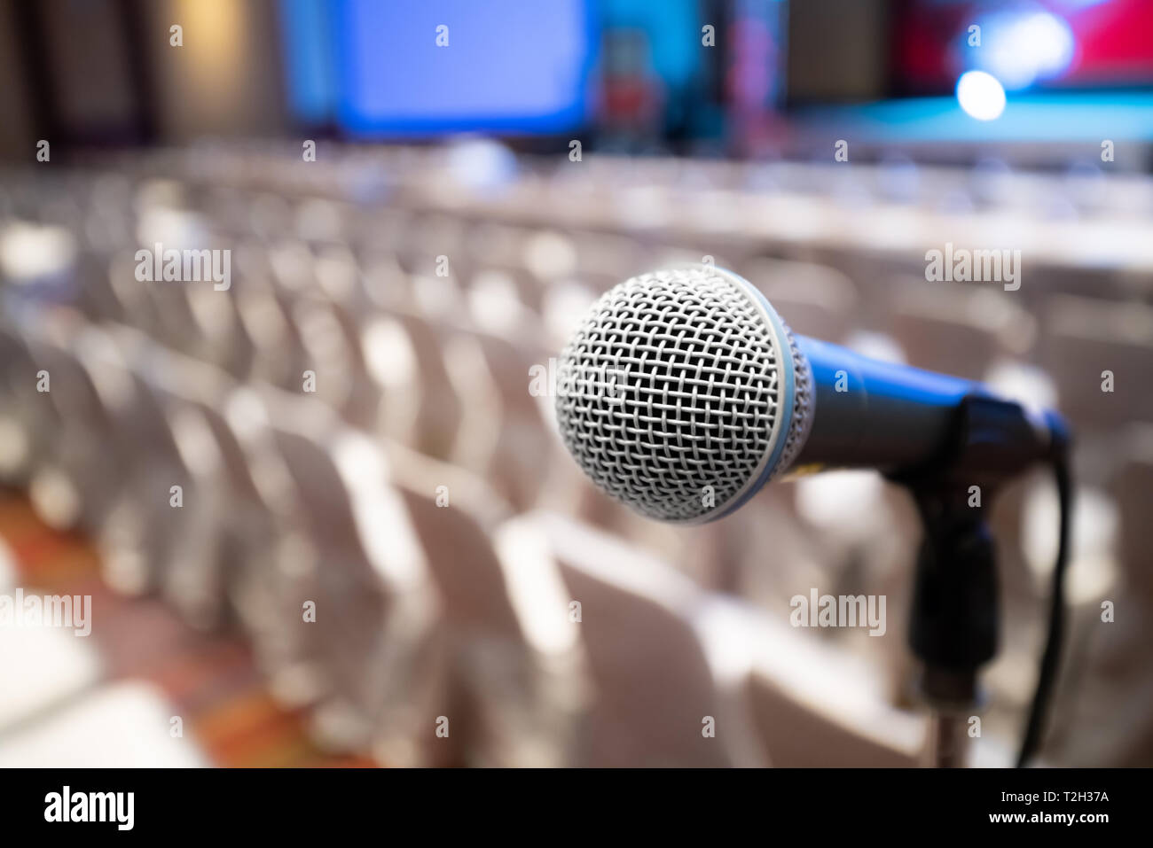 Mikrofonstativ abstrakte verschwommenes Foto im Konferenzraum oder Seminarraum Hintergrund, keine Menschen, Stockfoto