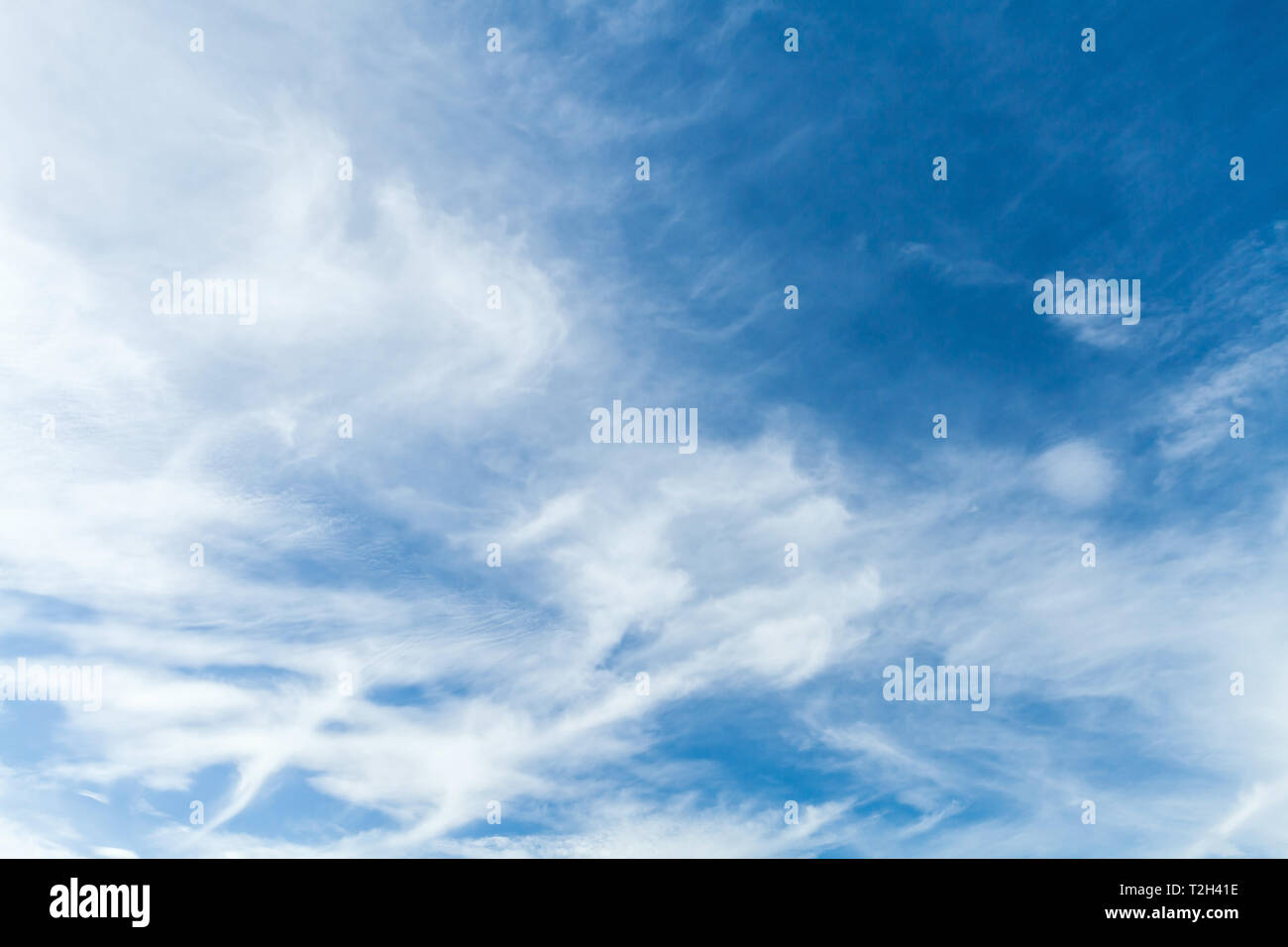 Blauer Himmel mit weißen Zirruswolken bei Tag. Natürliche Hintergrund Foto Textur Stockfoto