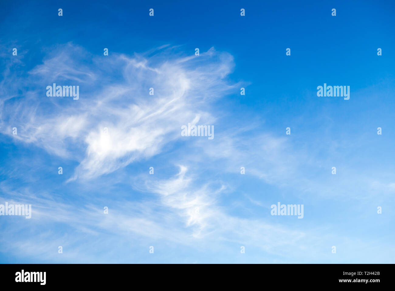 Blauer Himmel bei Tag mit zirruswolken Bildung. Natürliche Hintergrund Foto Textur Stockfoto
