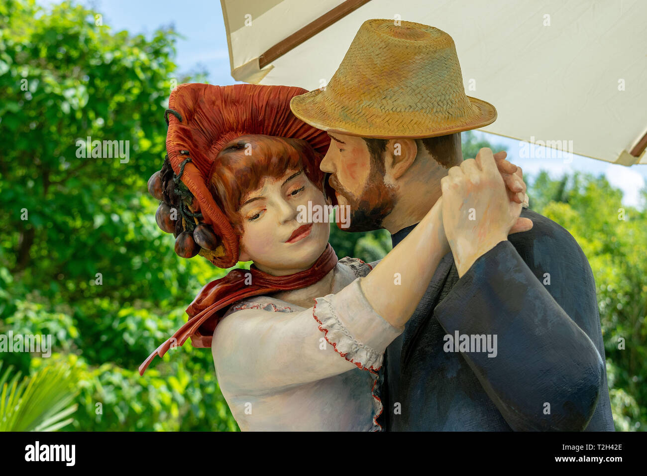 Eine Statue, die ein Paar darstellt, das in einer intimen Umarmung tanzt, die einem Renoir-Gemälde nachempfunden war Stockfoto