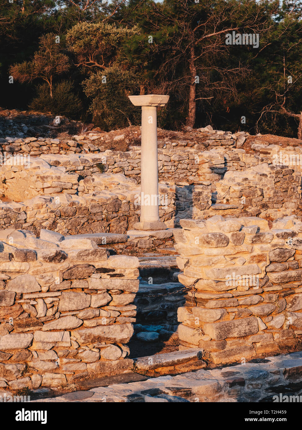 Die alte griechische Zivilisation Ruinen von Aliki Marmor port in zentralen Insel Thasos, Griechenland Stockfoto