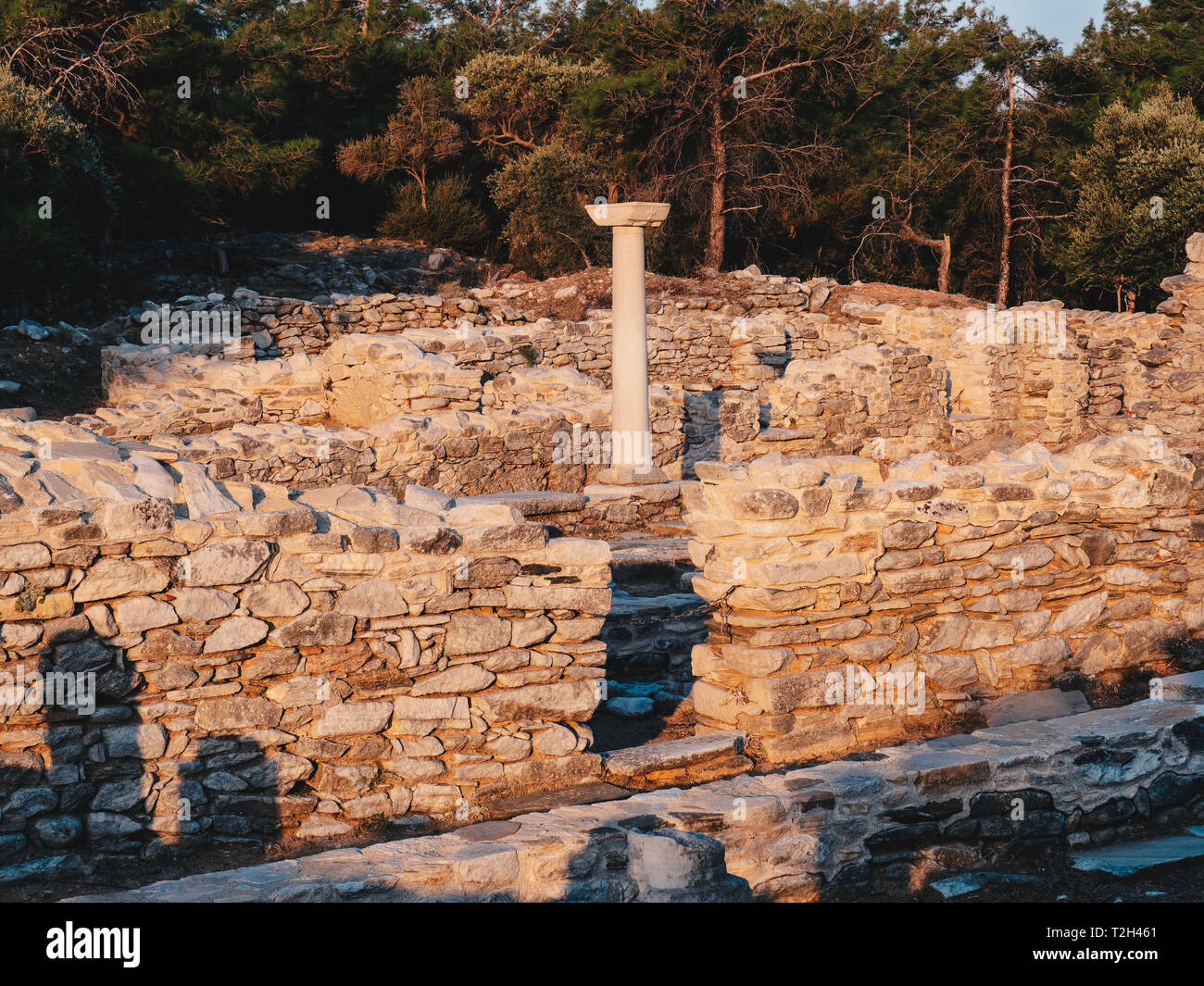 Alte Ruinen der antiken griechischen Zivilisation in Porto Aliki auf der Insel Thasos, Ägäis, Griechenland Stockfoto