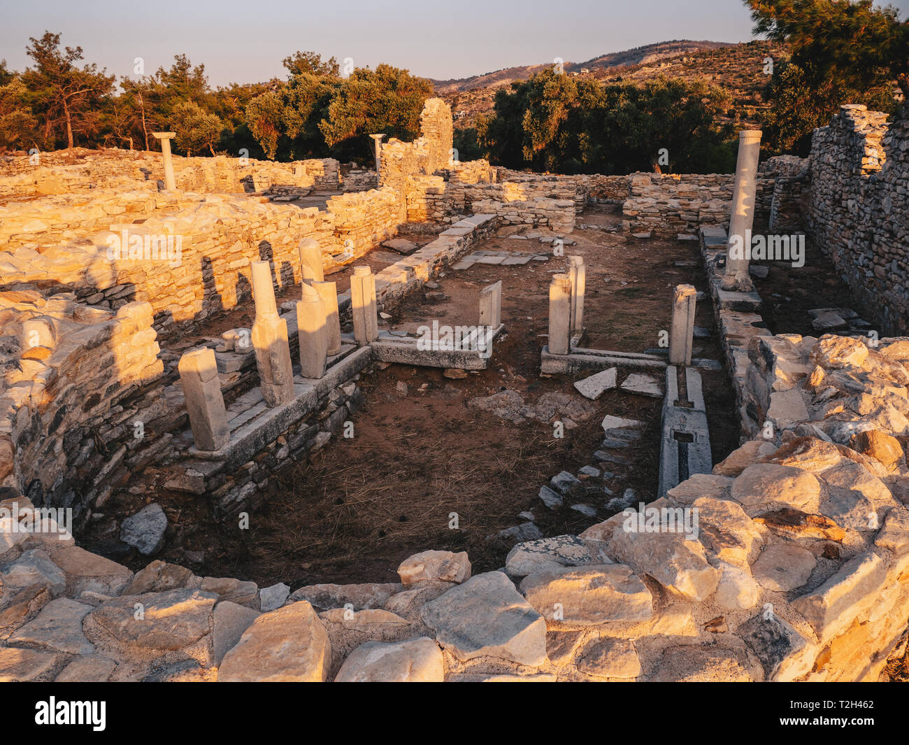 Ruinen einer alten griechischen Kirche an Aliki Aliki Marmor Port (Port) in Thassos, Griechenland Stockfoto