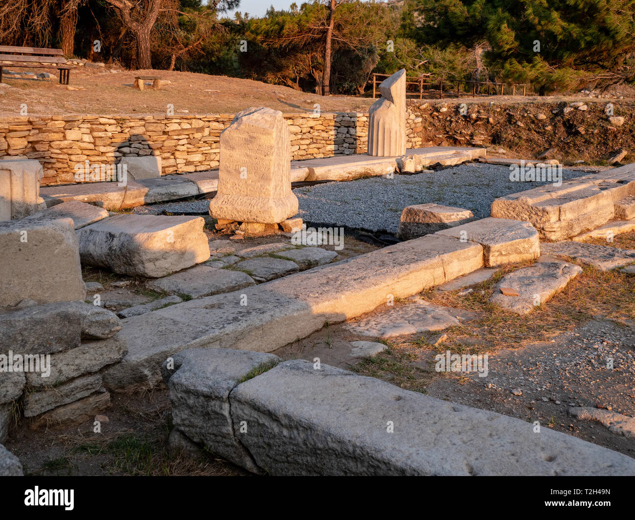 Alte Ruinen und Steine in der alten griechischen Sprache an der archäologischen Stätte in der Nähe von Aliki Marmor Hafen auf der Insel Thasos, Griechenland geschnitzt Stockfoto