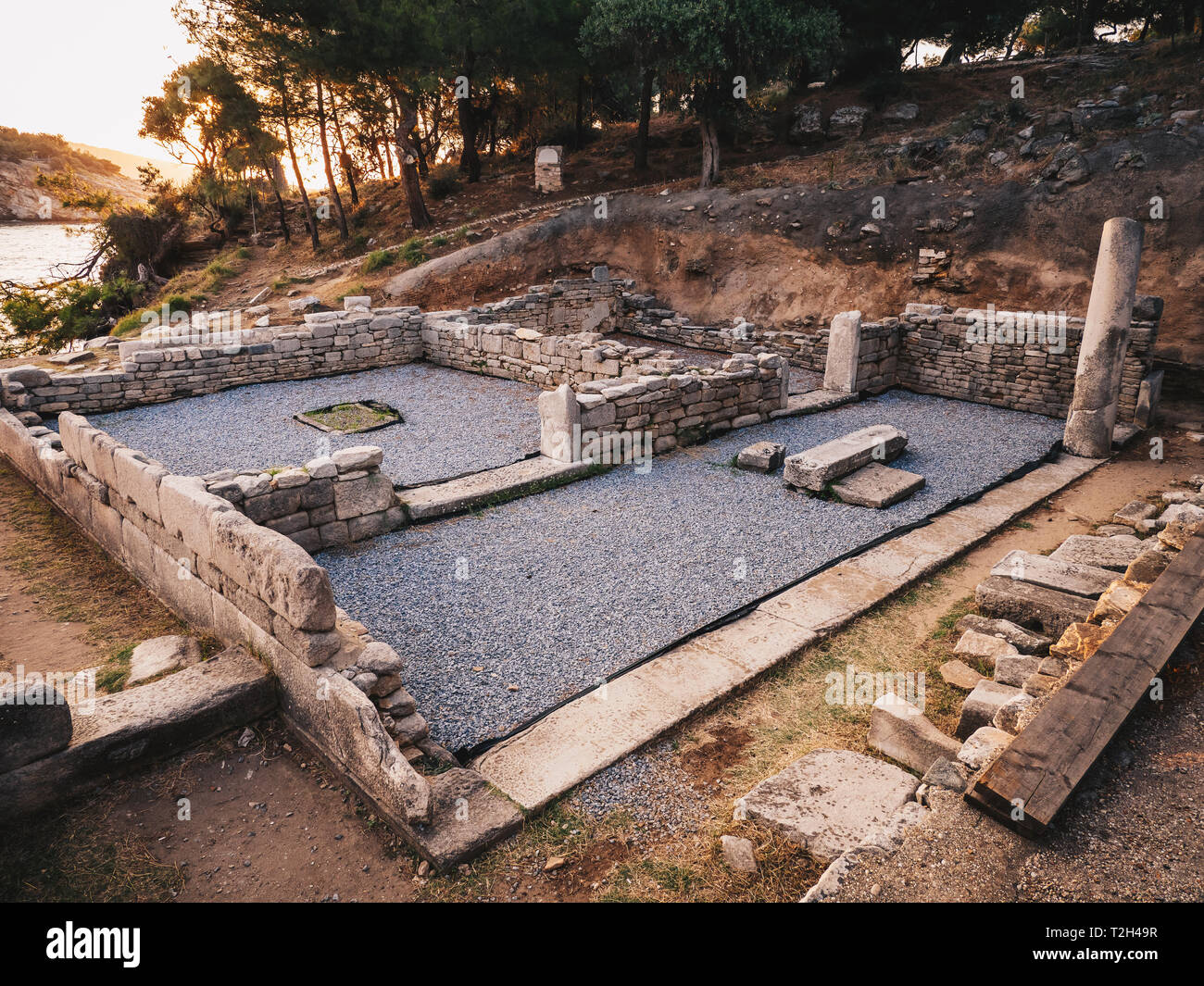 Tempel Ruinen bei Ailiki Port in Insel Thasos, Griechenland Stockfoto