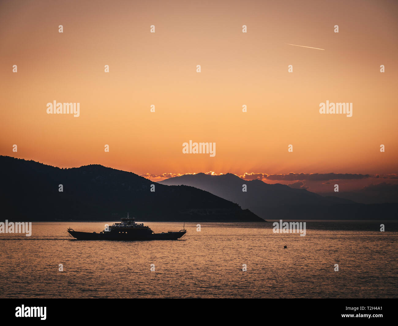Sonnenuntergang in Griechenland mit der Fähre zwischen zwei Inseln Stockfoto