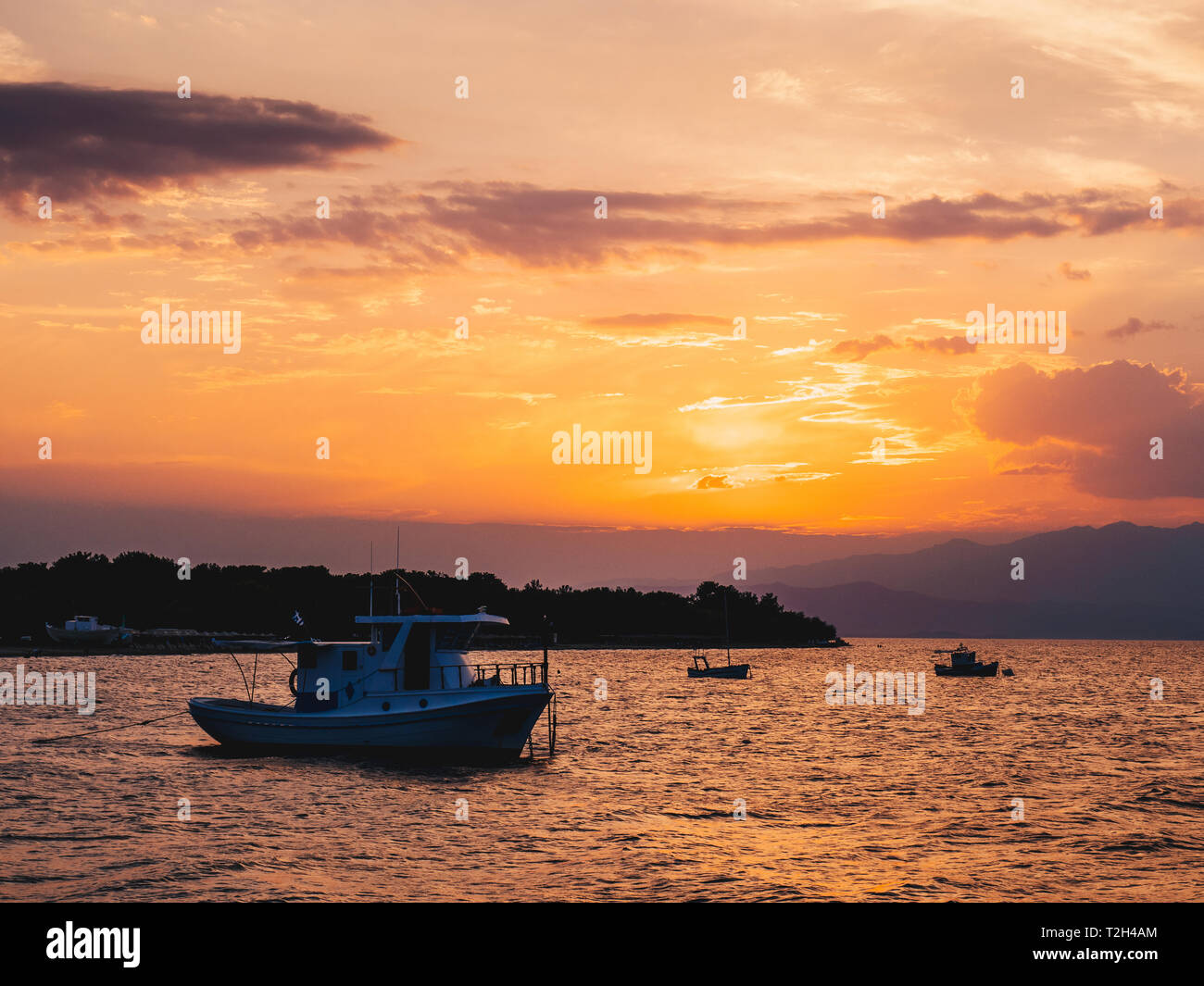 Farbenfrohe Sommer Sonnenuntergang in Insel Thasos, Griechenland Stockfoto