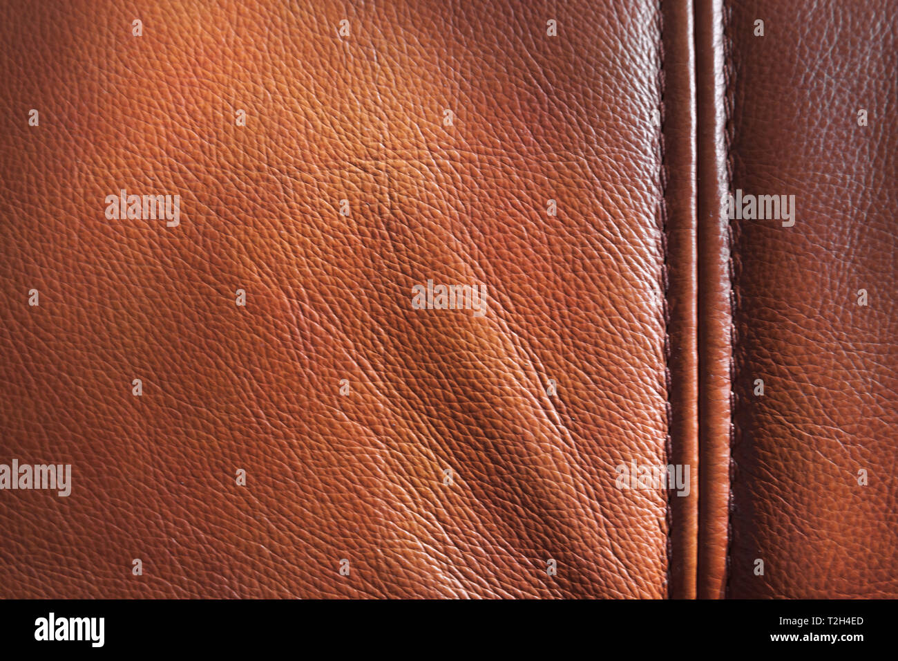 Aus echtem Leder mit Ziernaht, braunen Hintergrund Textur, in der Nähe Stockfoto