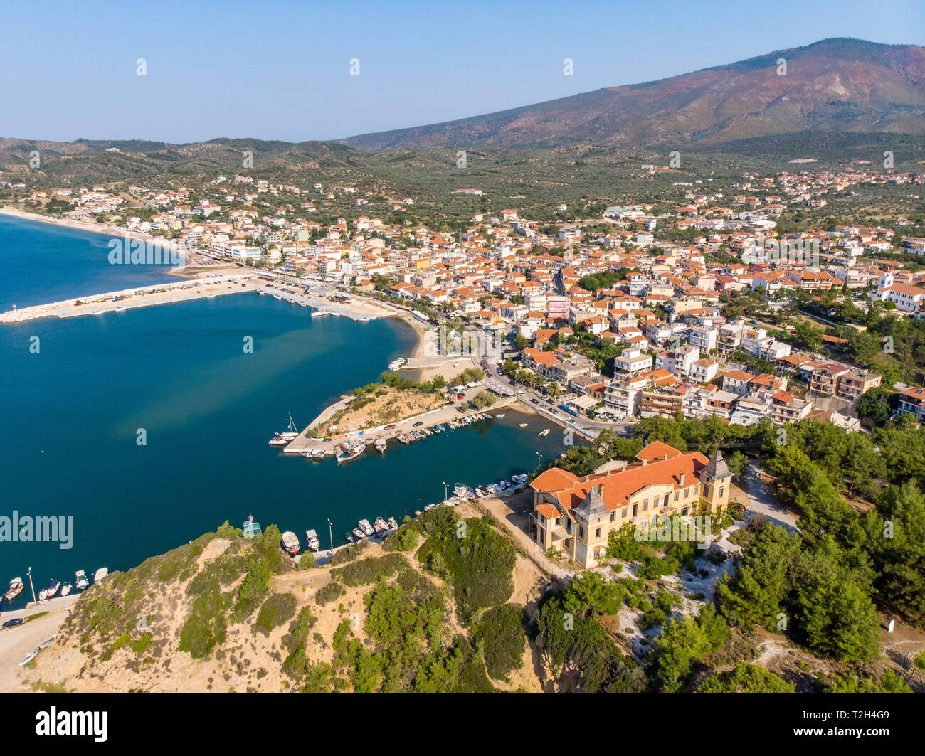 Luftaufnahme der Stadt in Limenaria Thassos, Griechenland Stockfoto