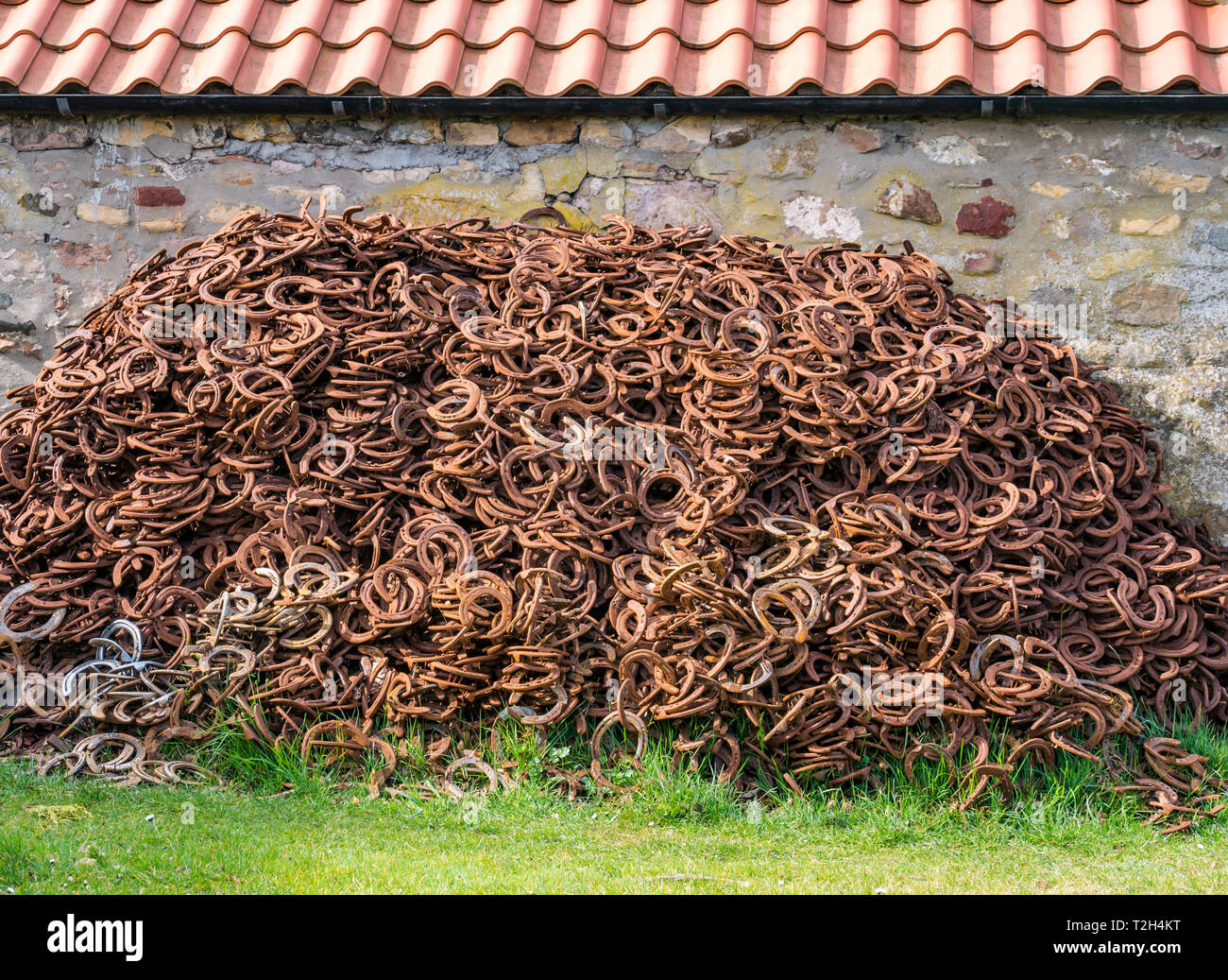 Haufen rostiges Hufeisen durch alte Schmiede in der Erhaltung Dorf East Saltoun, East Lothian, Schottland, Großbritannien Stockfoto