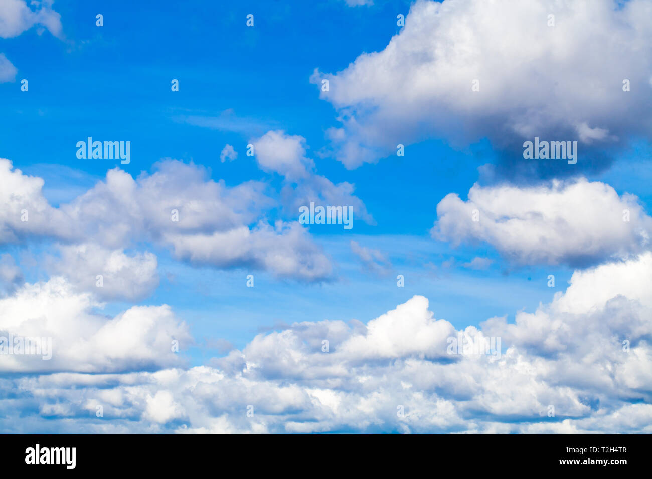 Cumulus Wolken im blauen Himmel bei Tag. Natürliche Hintergrund Foto Textur Stockfoto