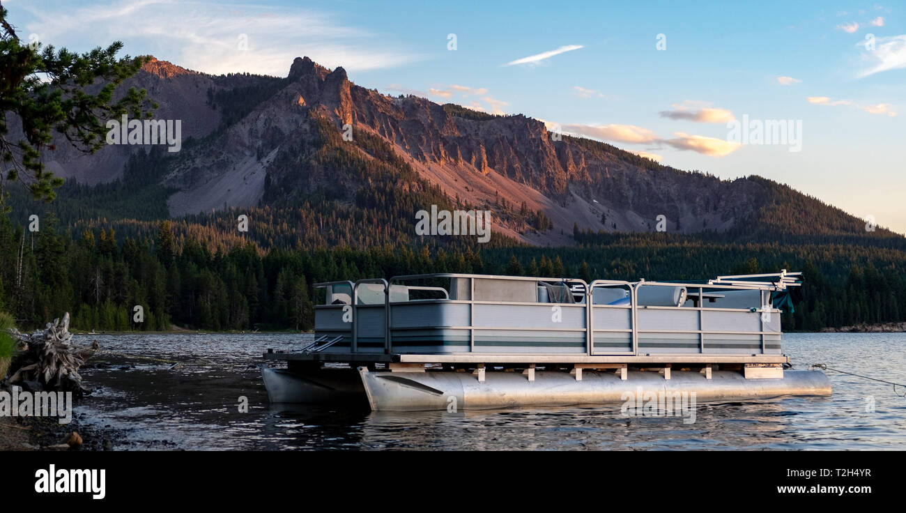 Ein Ponton Boot an der Küste bei Sonnenuntergang Paulina Lake Paulina Peak gebunden Stockfoto