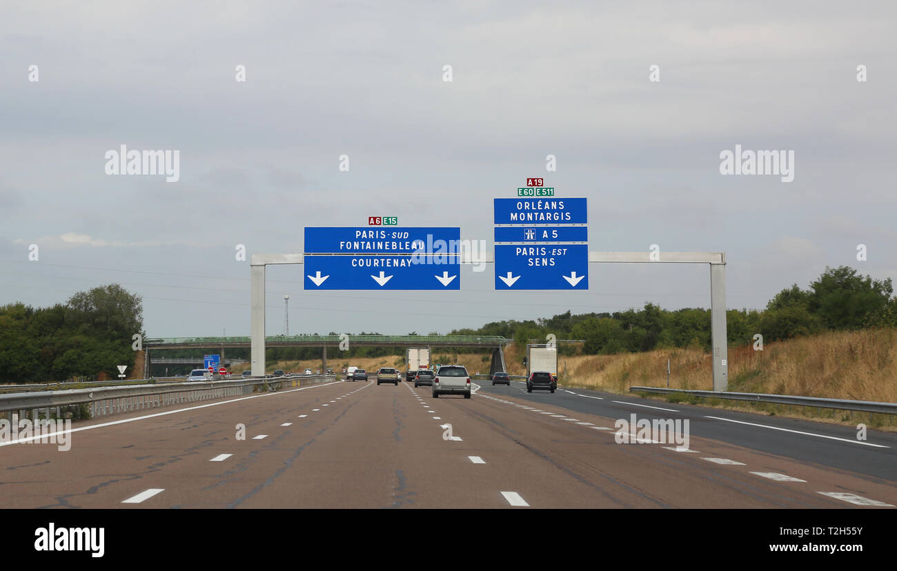 Französische traffic signal nach Paris auf der Autobahn in Frankreich zu gehen Stockfoto