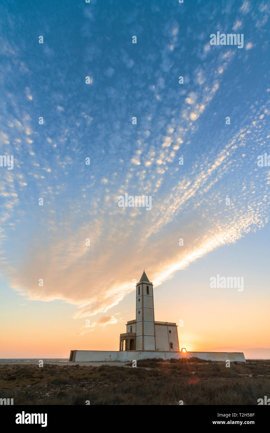Kirche der Almadraba bei Sonnenuntergang am Cabo de Gata-Nijar Naturpark, Spanien, Europa Stockfoto