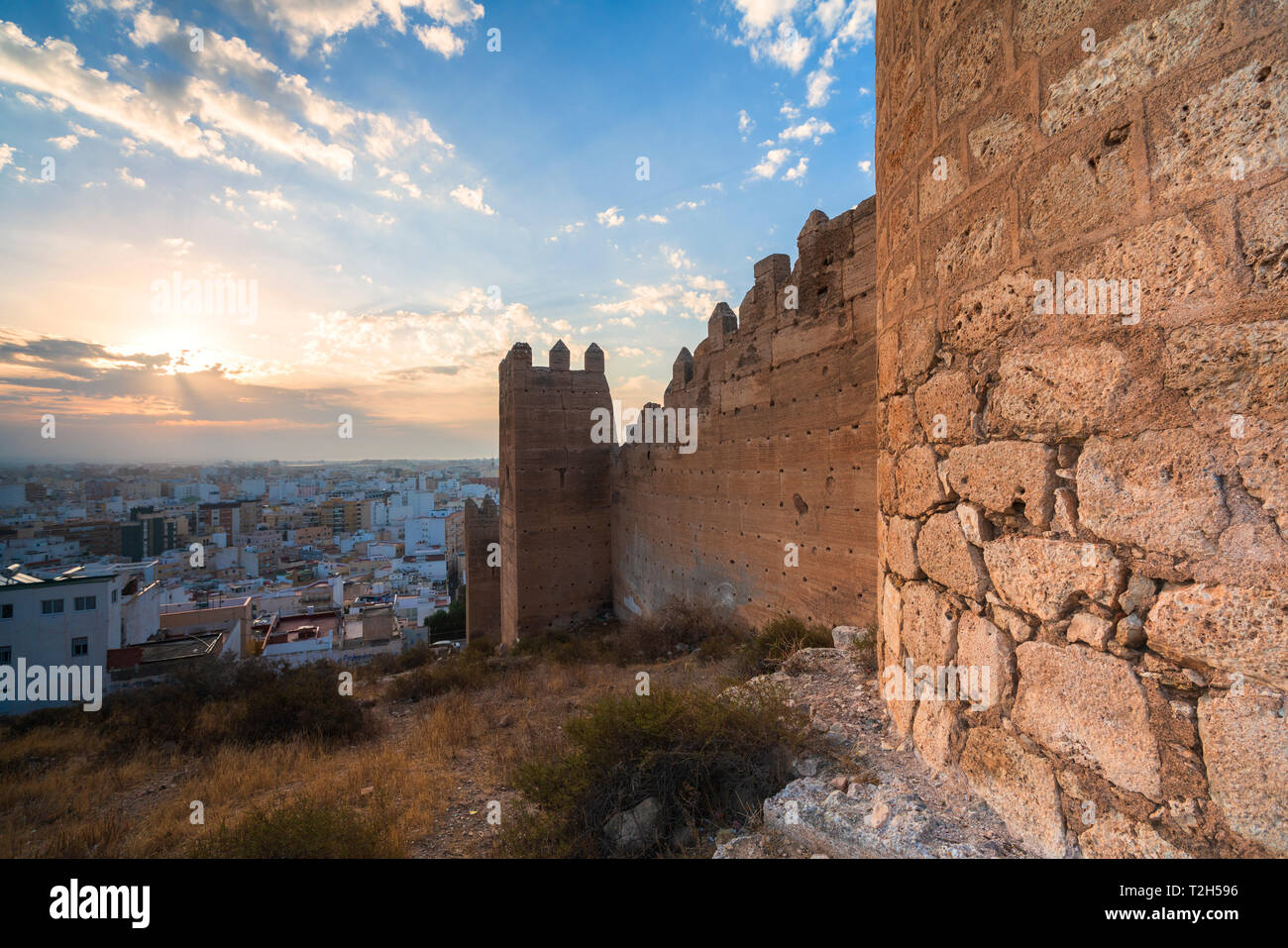 Die Wände der Alcazaba von Málaga bei Sonnenuntergang in Almeria, Spanien, Europa Stockfoto