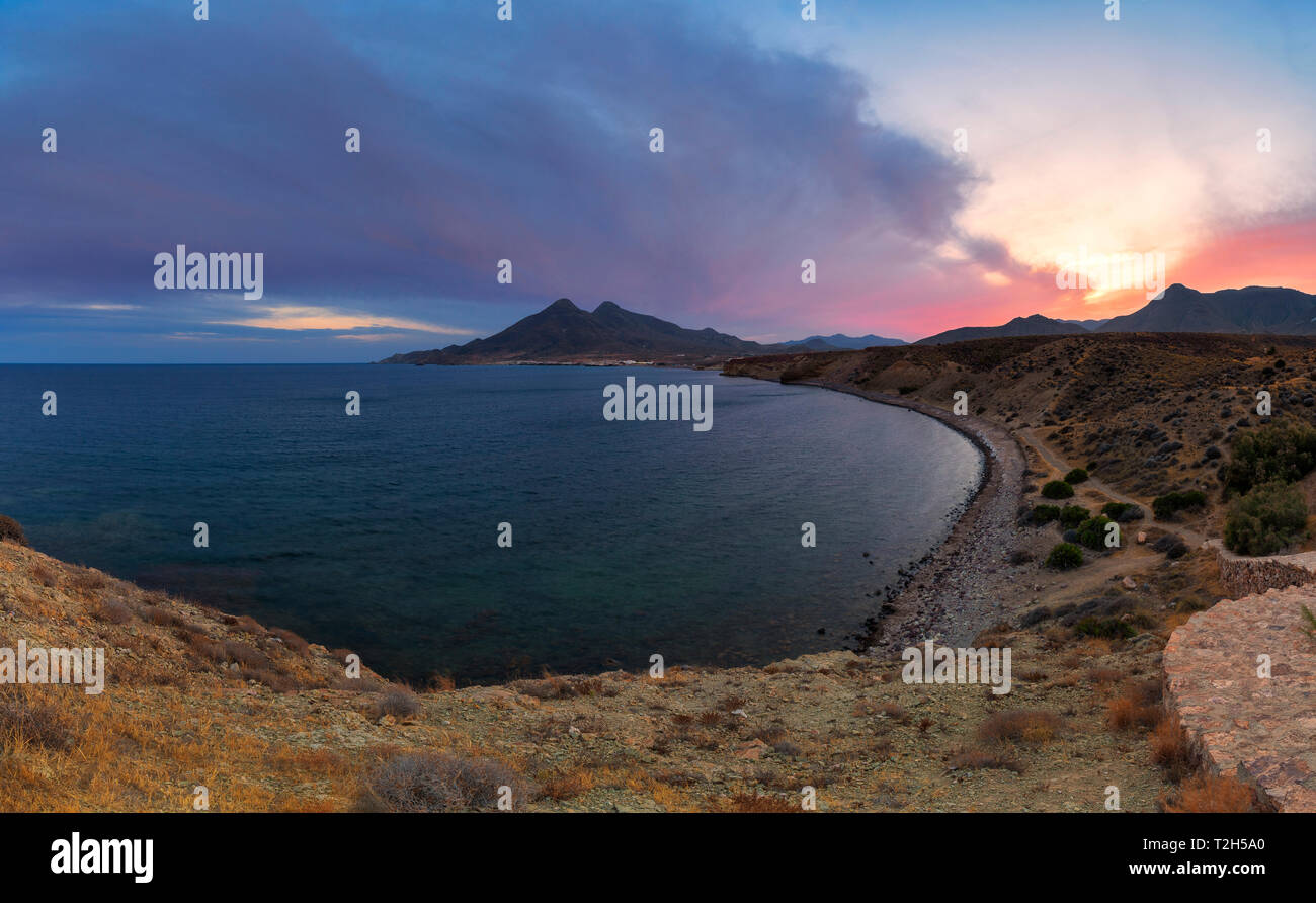 Die Küste von La Isleta del Moro bei Sonnenuntergang am Cabo de Gata-Nijar Naturpark, Spanien, Europa Stockfoto
