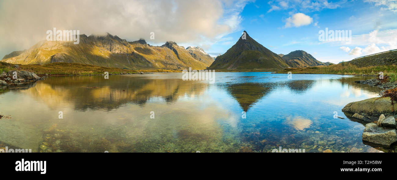 Volanstinden Berg über Fjord in Fredvang, Lofoten Inseln, Norwegen, Europa Stockfoto