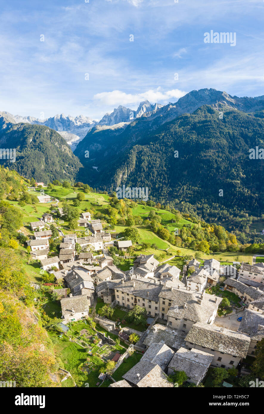Stadt Soglio durch Berge Piz Cengalo und Badile in der Schweiz, in Europa Stockfoto