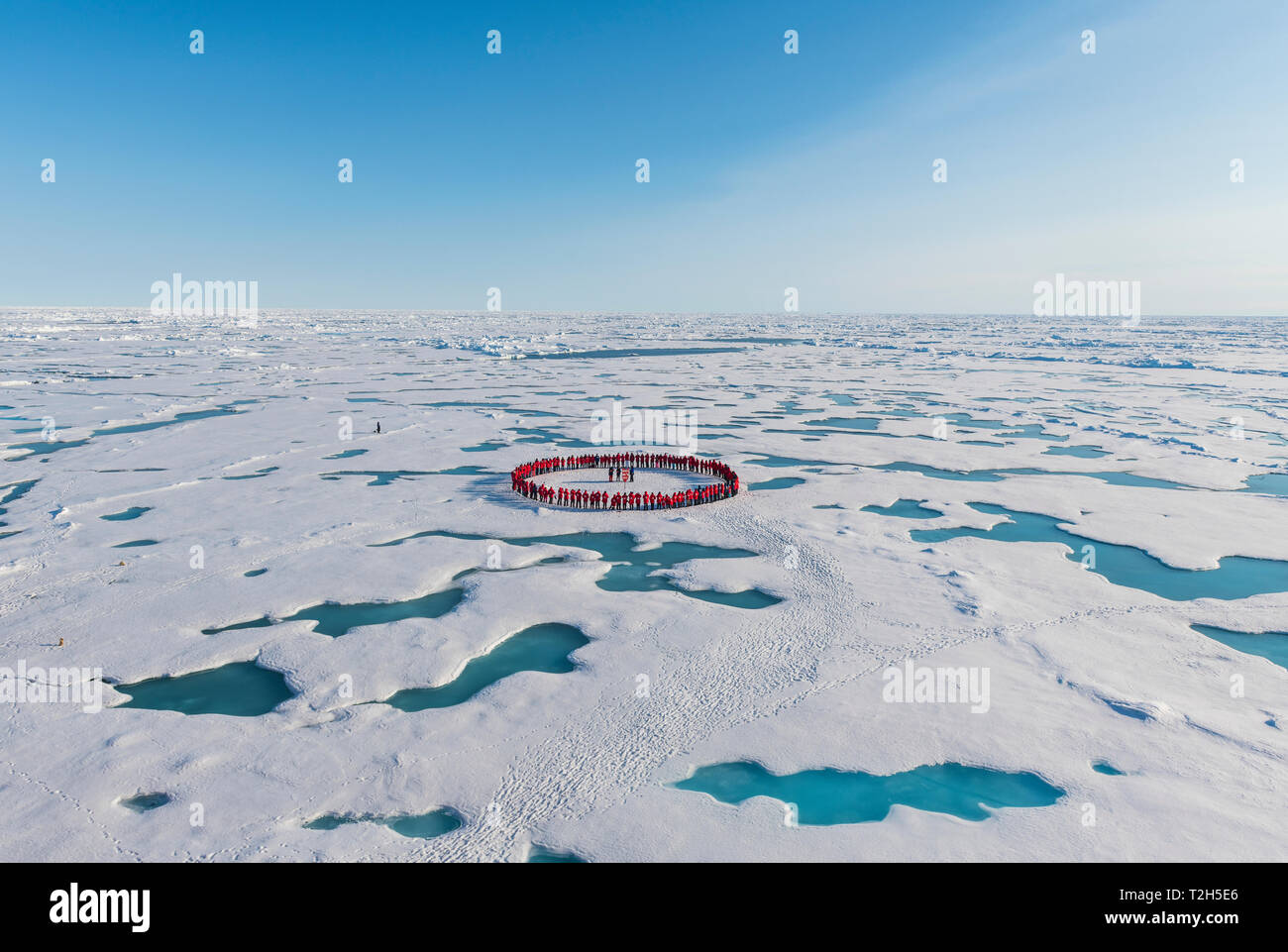 Menschen bilden das Tragen der roten Kreis um den Nordpol, Arktis Stockfoto