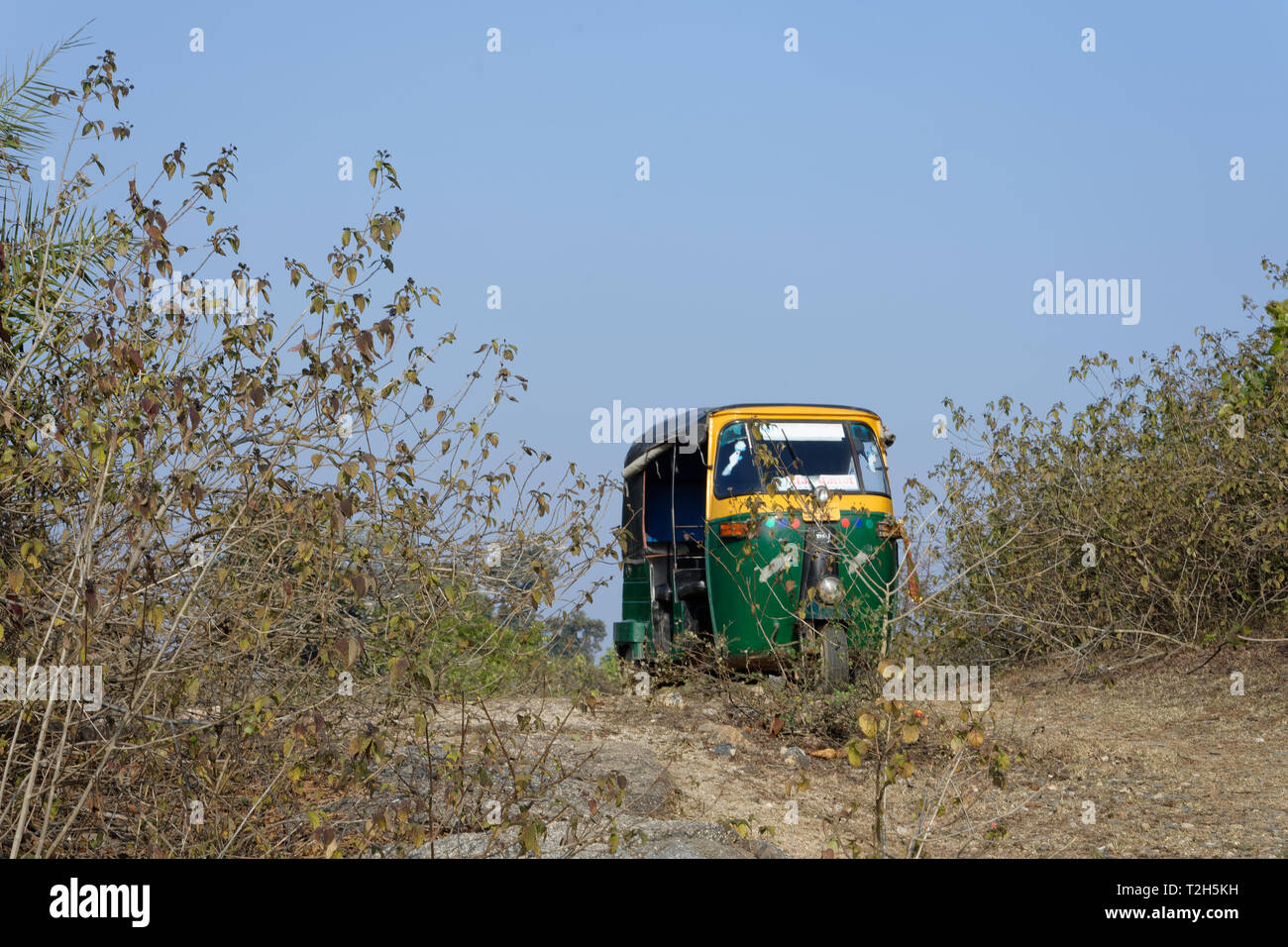 Eine indische Auto-rikscha steht in den Wäldern. Stockfoto