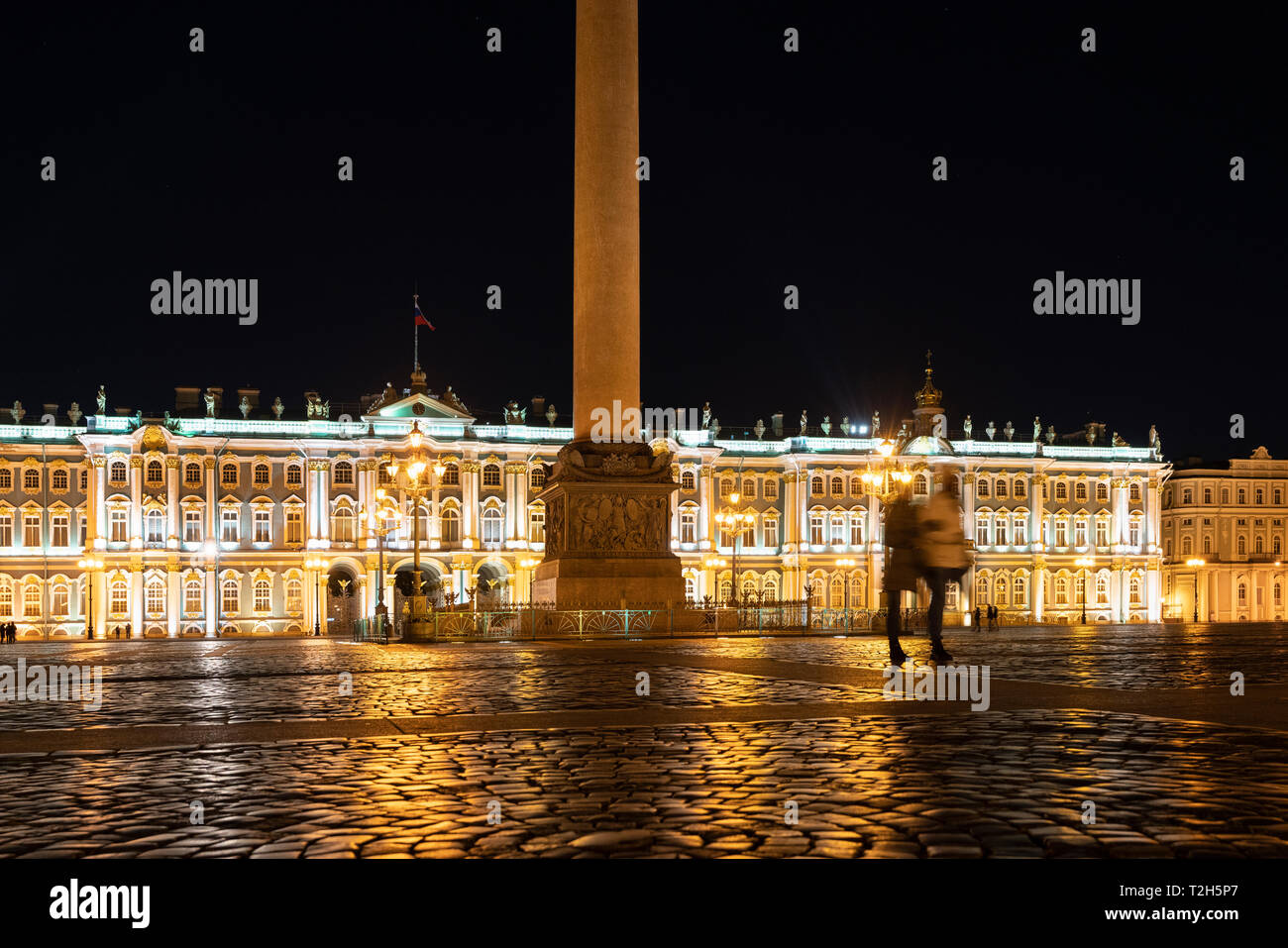 Alexander Spalte durch Winter Palace in der Nacht in St. Petersburg, Russland, Europa Stockfoto