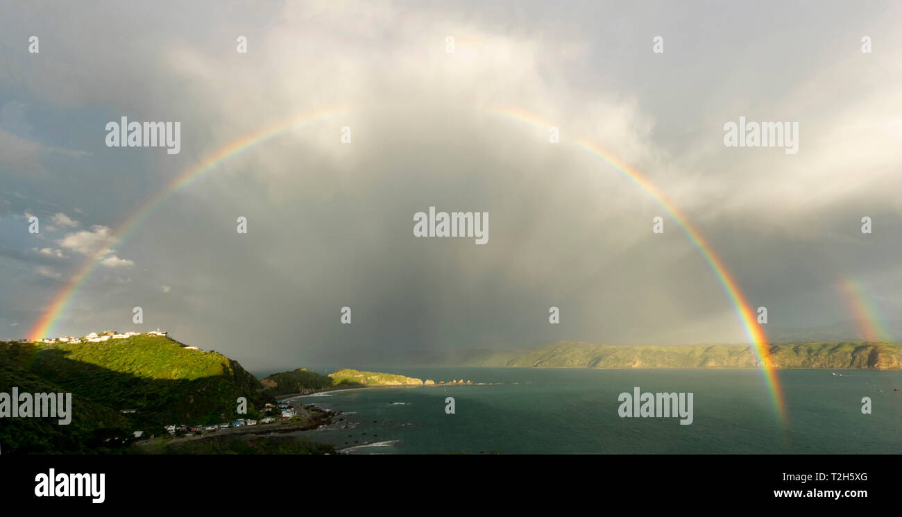 Regenbogen über Leistungsschalter Bucht in Wellington, Neuseeland, Ozeanien Stockfoto