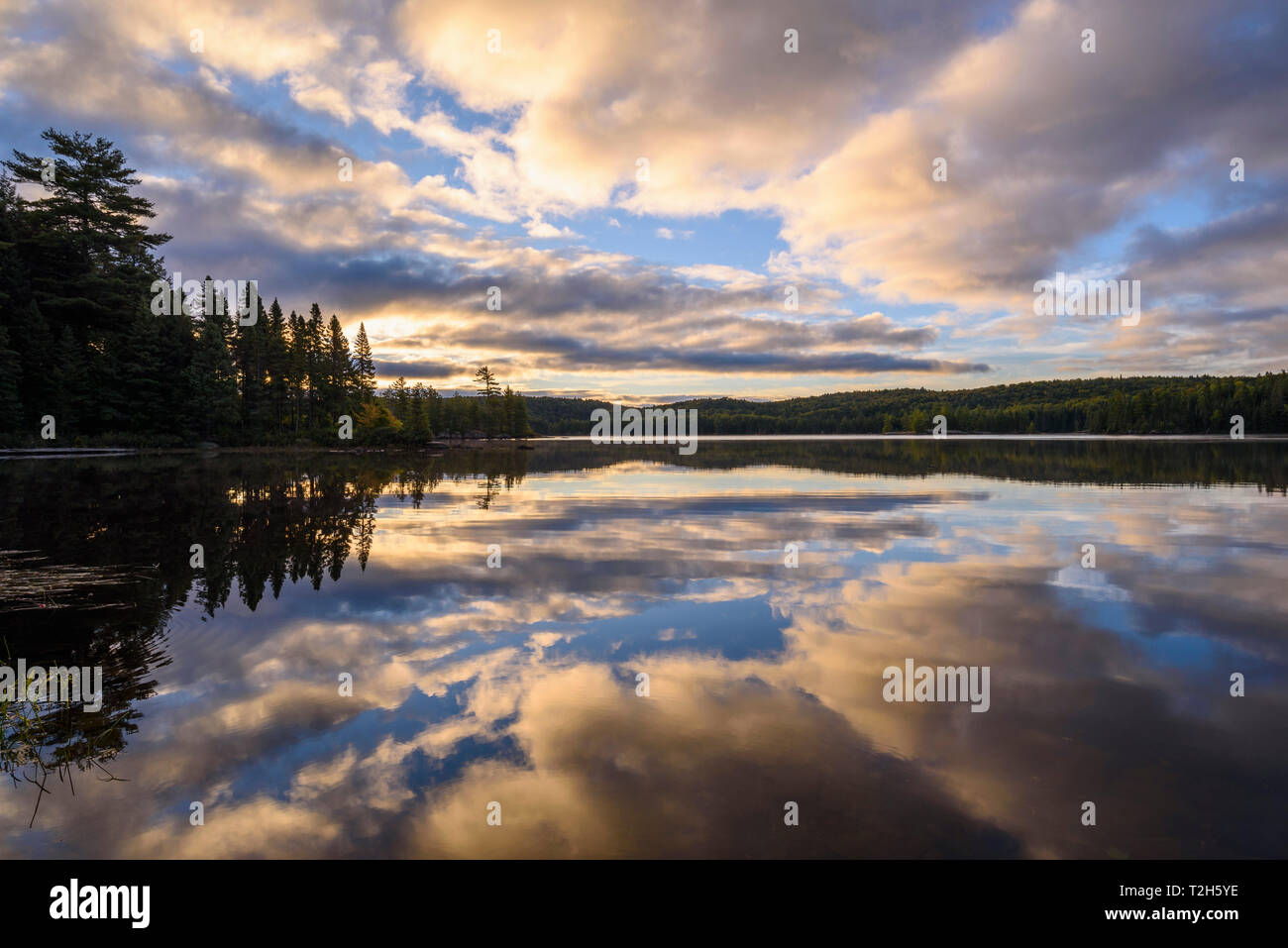 Anregende See in der Dämmerung Highland Rucksack Trail, Algonquin Provincial Park, Ontario, Kanada, Nordamerika Stockfoto