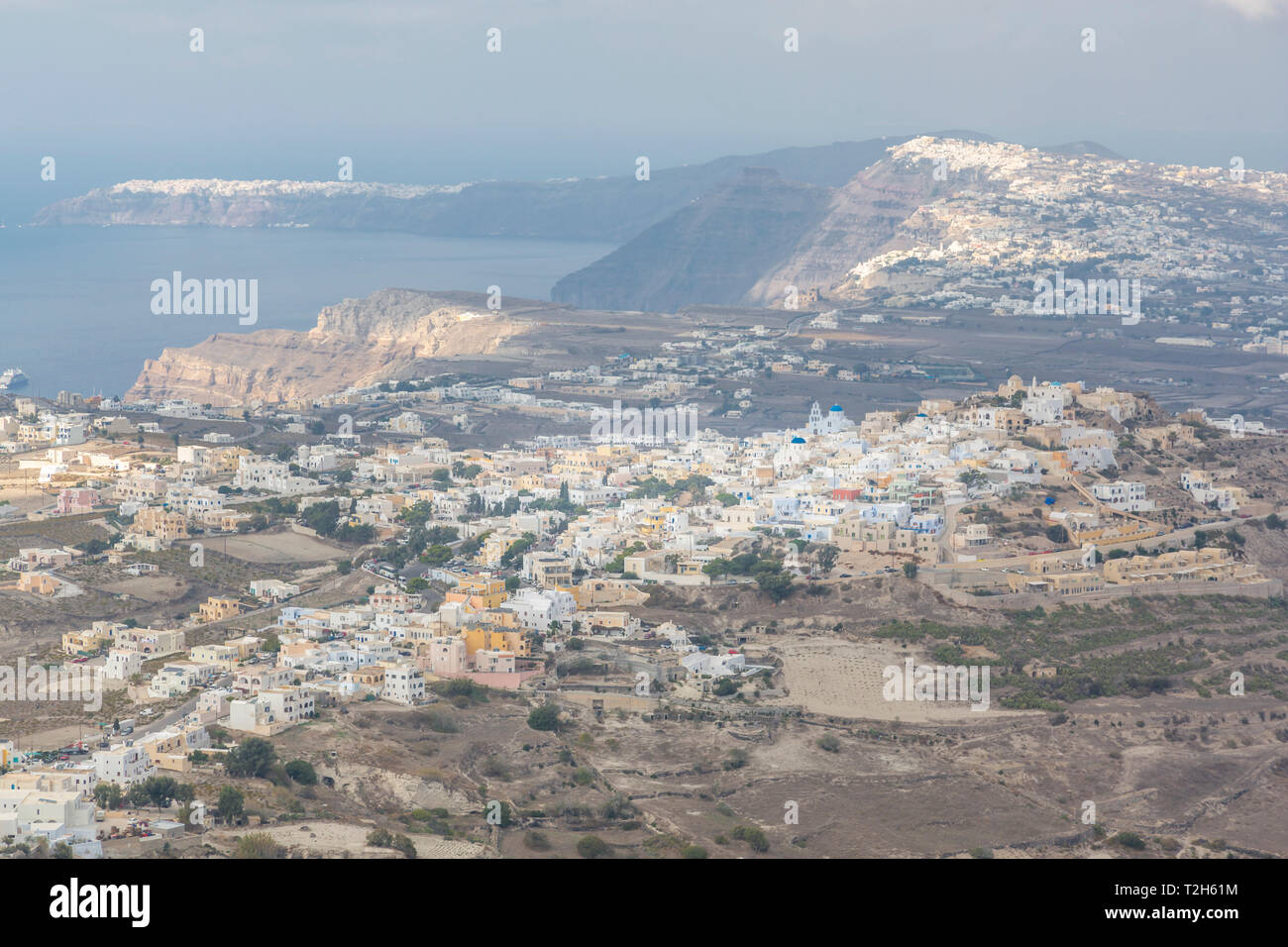 Ansicht von Pyrgos in Santorin, Griechenland, Europa Stockfoto