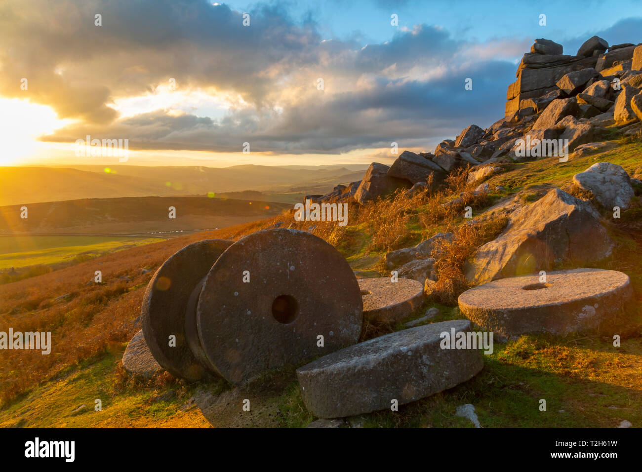 Mühlsteine an Curbar Kante bei Sonnenuntergang im Peak District National Park, England, Europa Stockfoto