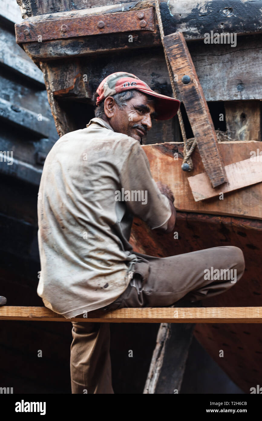 Nahaufnahme von einem Mann auf die Instandsetzung der Rumpf eines Schiffes in Diu Indien arbeiten Stockfoto