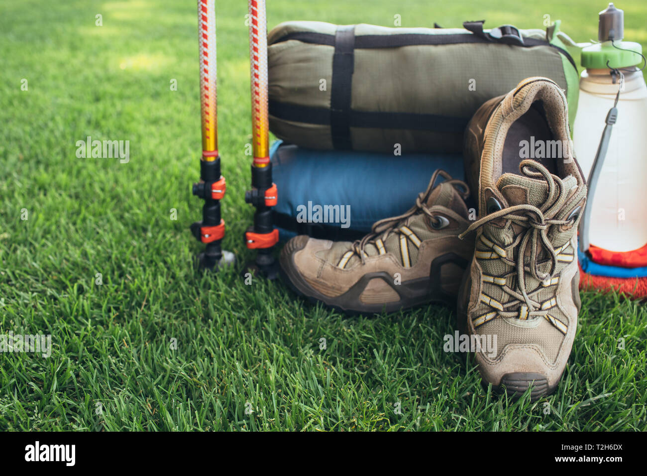 Trekking, Stiefel, Schlafsack, Hut und andere Ausrüstung Backpacker, auf  das grüne Gras close-up Stockfotografie - Alamy