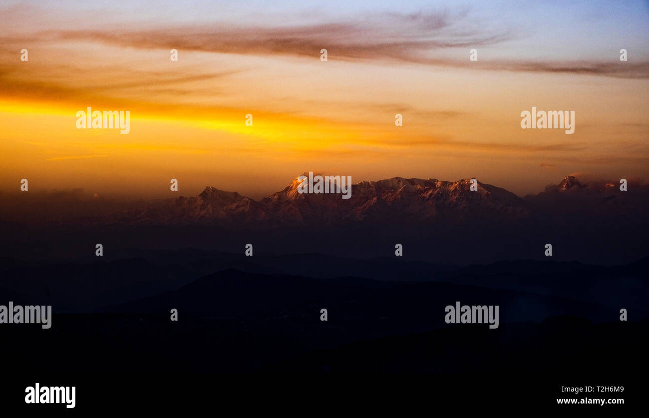 Himalayan dawn an Mukteshwar. Nanda Devi, Nanda Kot, Nandaghunti, Trishul und Panchachuli sind die wichtigsten Gipfel, die sichtbar von mukteshwar sind. Stockfoto