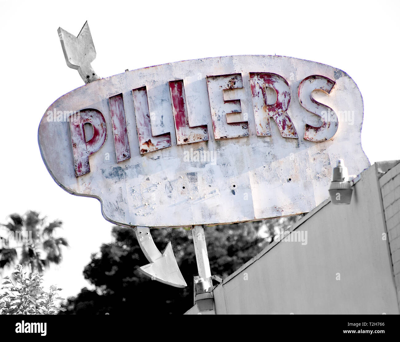 Diese alten hölzernen Zeichen wurde gefunden auf einer unbekannten Gebäude in Eagle Rock CA. Es ist beunruhigt und ziemlich schäbig. Es hat roten Buchstaben angehoben und ein Pfeil. Stockfoto